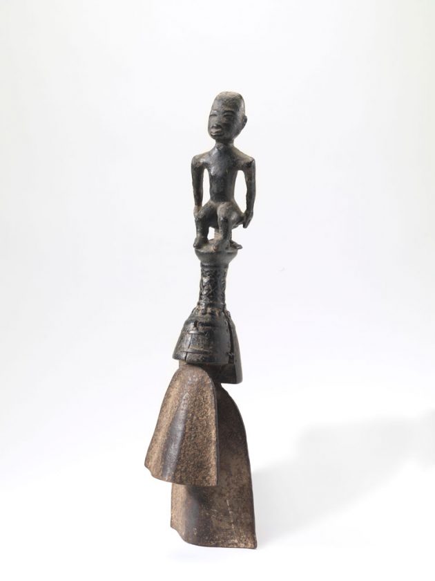 This double bell (dawuro, nnawuta) was made around 1920 by Asante artist Kwaku Bempah and an unidentified blacksmith in Ghana. Crafted from iron and wood, it is a traditional Akan musical instrument used in ceremonies and performances. The piece is part of the Fowler Museum at UCLA’s collection (X87.1312) and was a gift from Elizabeth Lloyd Davis. Photo: National Museum of African Art.