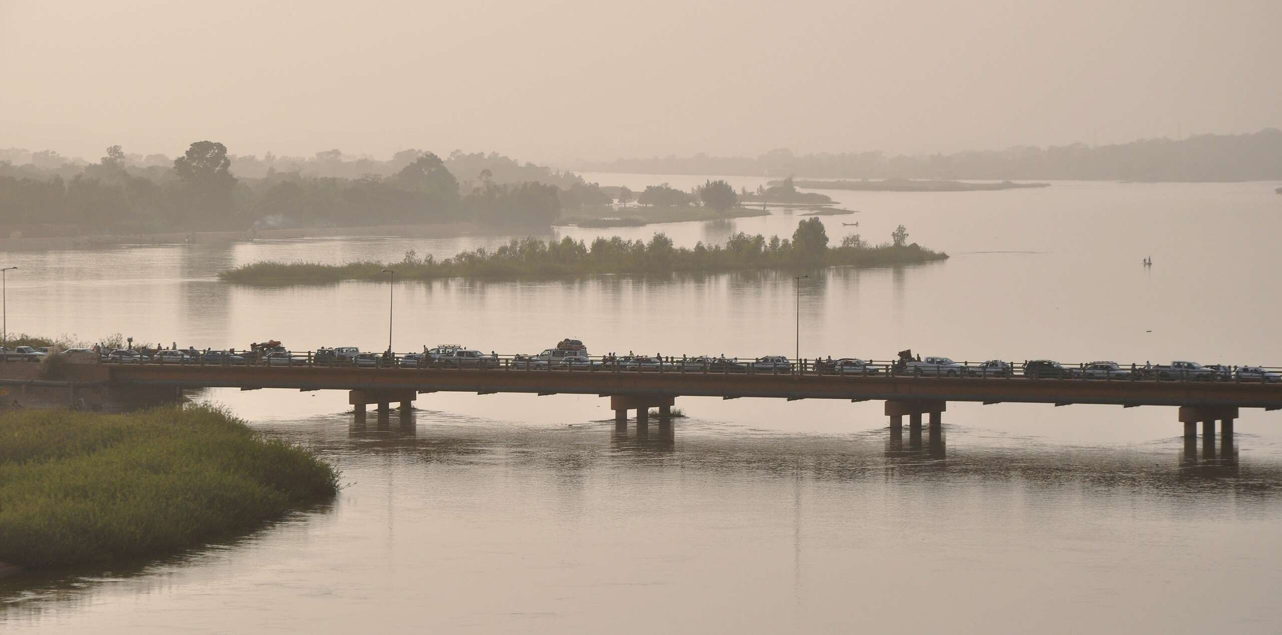 The Niger River flowing beneath Kennedy Bridge (Pont Kennedy) in Niamey, Niger. Photo – NigerTZai