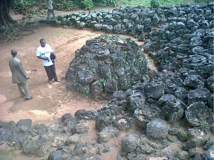 Onu Oshuru (lit. Oshuru Bottomless Pit), one of several structures found at the Lejja communal sacred solar plaza, Nsukka. Utu-Udele-Igwe, a solar-tree deity of justice in this locale is said to rise from the pit each day. Image source: Acholonu and Davis (2013).