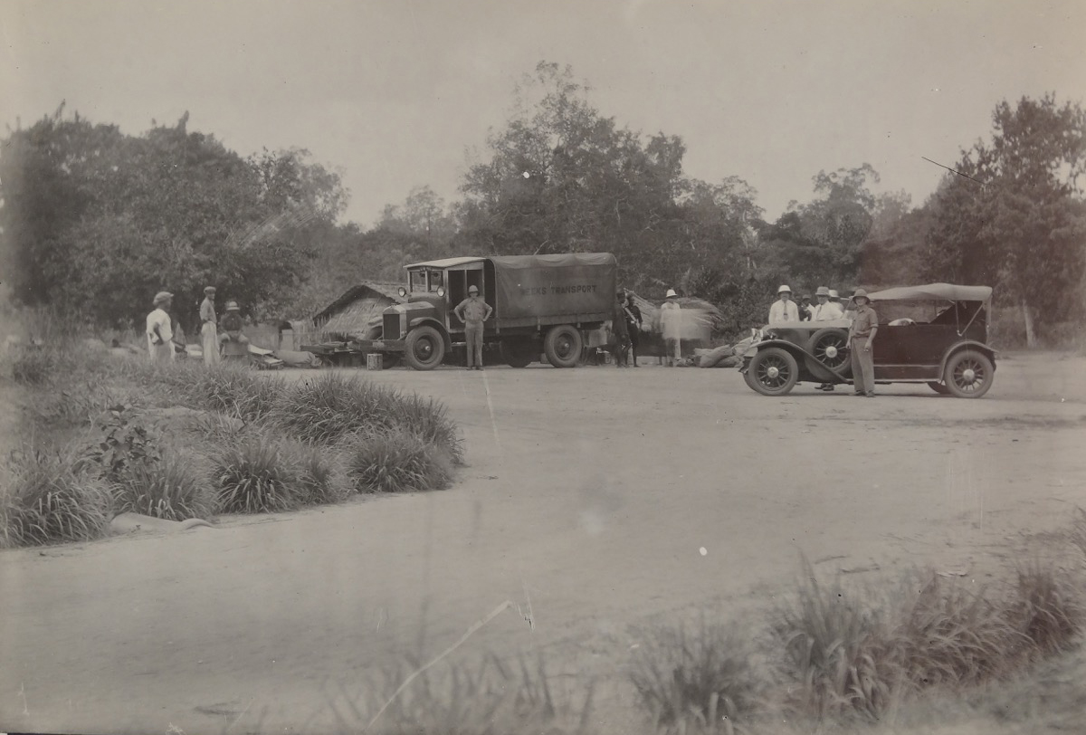 Photo: “A stop & gossip on the road from Owerrinta to Owerri.” c. 1919-1932. MAA Cambridge.
