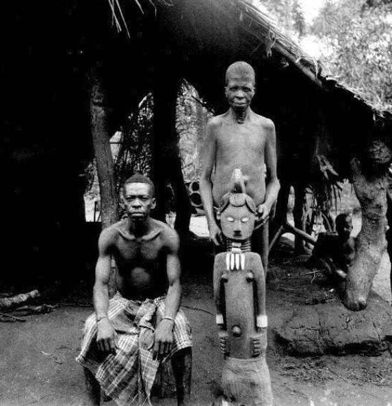 Alusi shrine with its priest (seated) and the osu (‘ritual slave’), Orsu, West Isuama Igbo. Photograph by G. I. Jones, 1930s. Jones Archive, Southern Illinois University