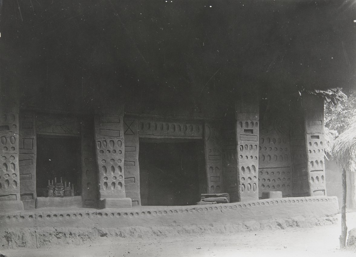 Black-and-white photo of uli mural decoration on Igbo house wall