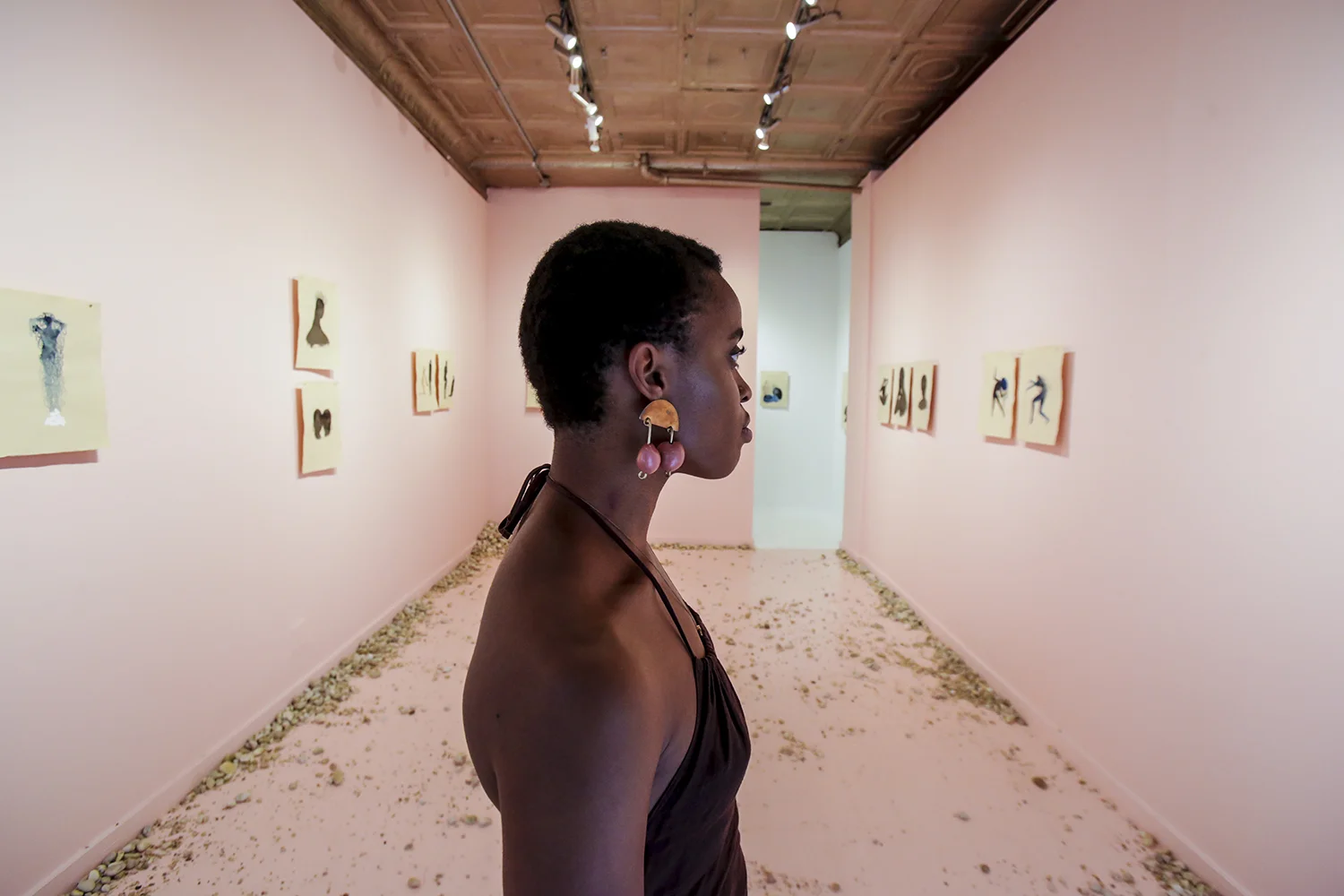 Chioma Ebinama la vernisajul expoziţiei sale solo Penumbras, Catinca Tabacaru Gallery, New York 2018