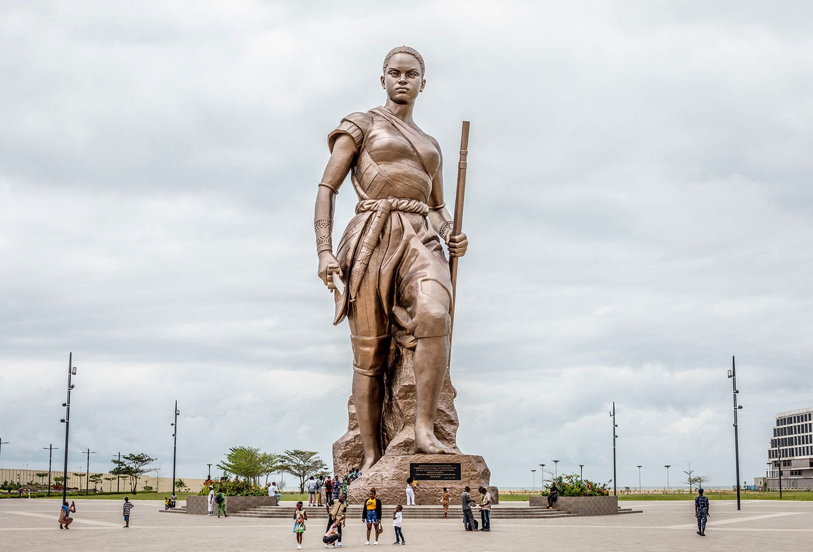 The statue, located in Cotonou, Benin, is a 30-meter-high monument honoring the Dahomey Amazons, an all-female army that existed from the 1700s to 1904. The statue was created by Chinese sculptor Li Xiangqun.
