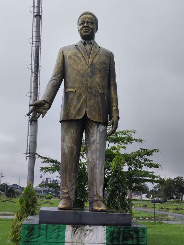 A_portrait_of_Dr_Samuel_Mbakwe_Dee_Sam-642x853