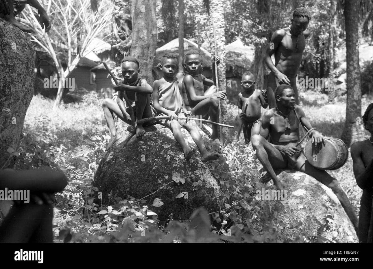 african-children-and-native-man-playing-drum-nigeria-1958-west-africa-T8EGN7-1290x930