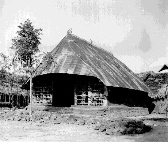 Obu house in Abiriba. Photo by G.I. Jones 1930s
