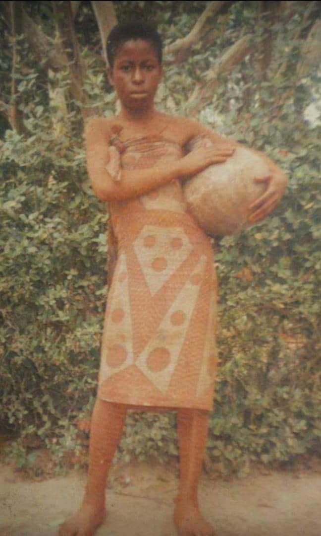 ichu mmiri ezi : young girl with her "udu" going to fetch water at mmiri nwata oma to kick start her ikwa ezi. photo credit ; Madu Ogochukwu via facebook