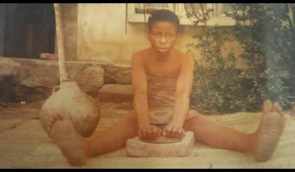 isu uhie : young girl grinding uhie for immediate use on her skin to kick start her ikwa ezi. photo credit ; Madu Ogochukwu via facebook