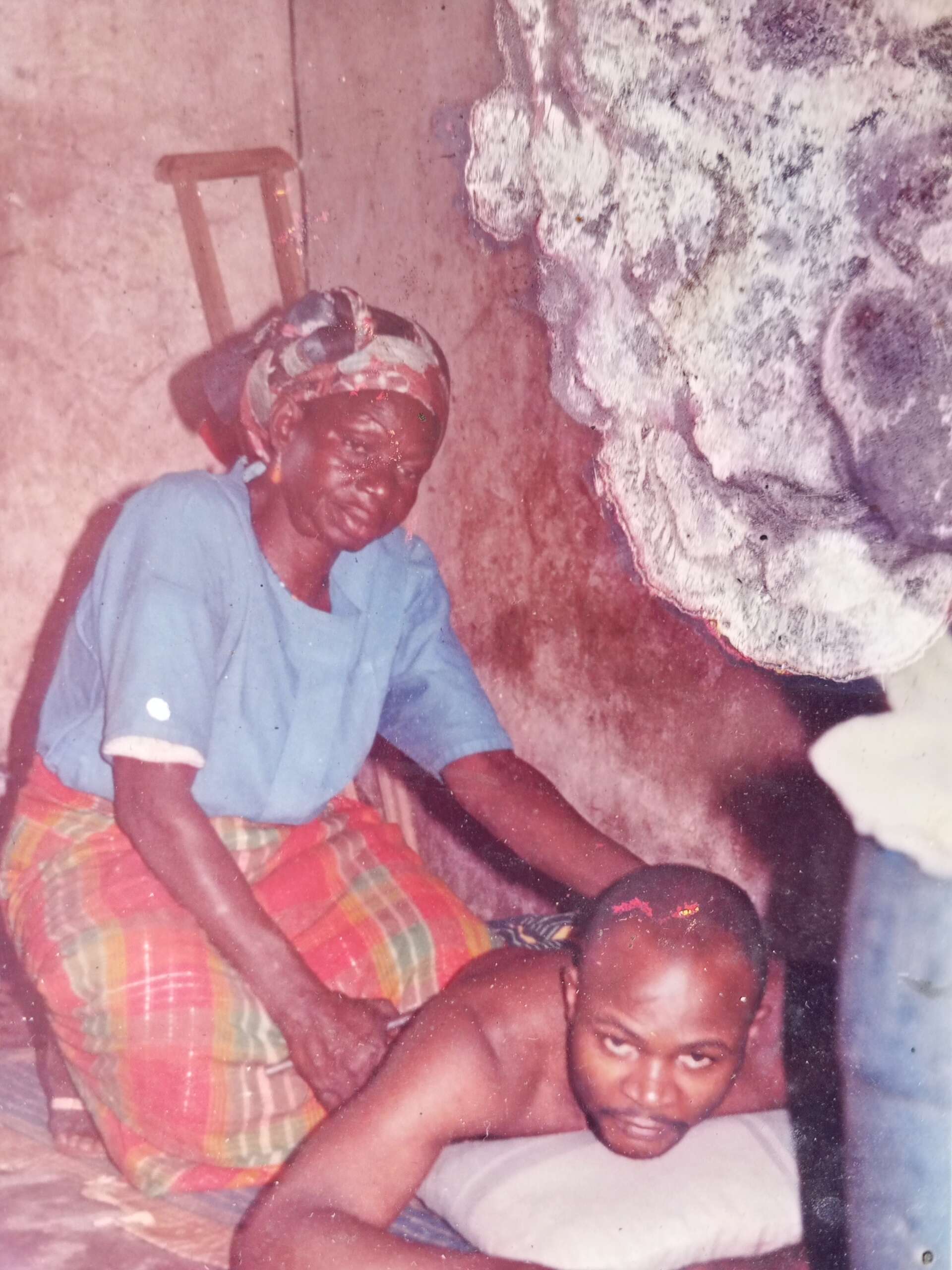 Awusigwe ogwo, a dibia okpukpu treating a spinal cord injury patient in Amorka, Anambra state. Photo credit : ogwo family archives