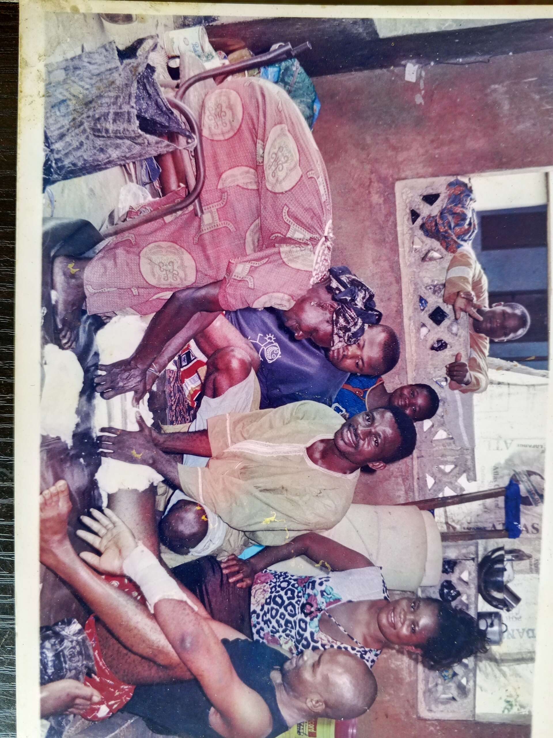 Awusigwe ogwo, a dibia okpukpu diagnosing and treating a patient while tutoring her assistants in Amorka, Anambra state. Photo credit : ogwo family archives